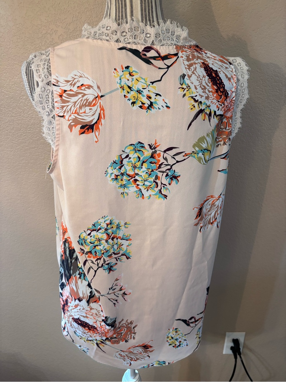 Floral Top Large Blush Nude Lace-Trim V-Neck Sleeveless Lightweight Camisole - Picture 6 of 12